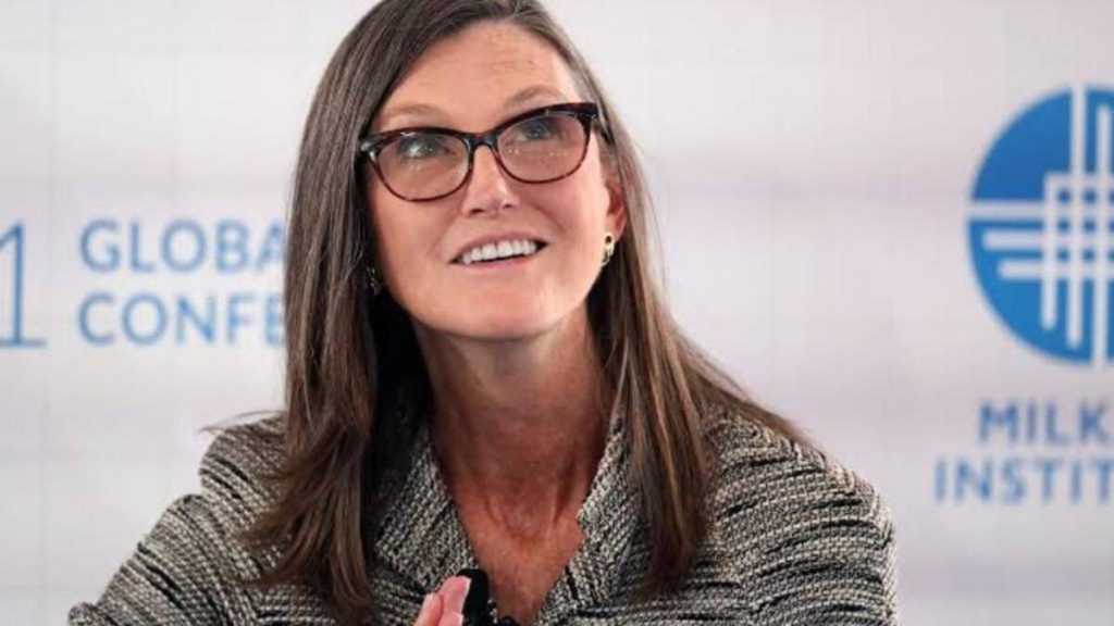 Tras Vender Coinbase, Ark Invest de Cathie Wood Compra Estas Acciones