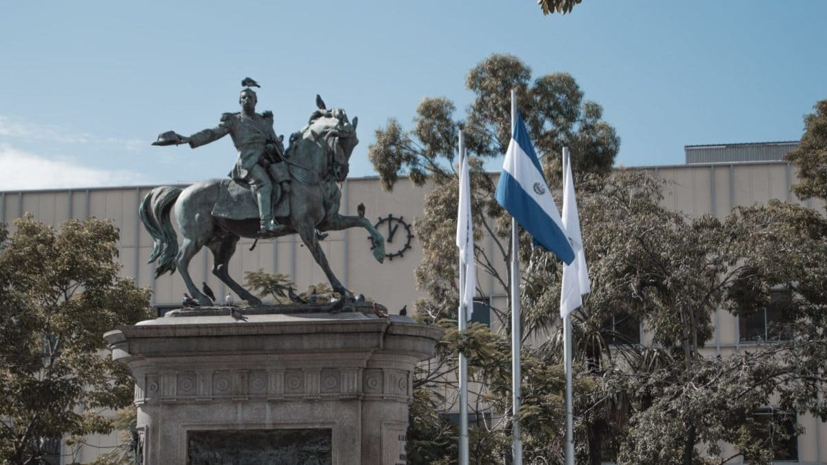 Bukele asks US senators to stay out of the "internal affairs" of El Salvador