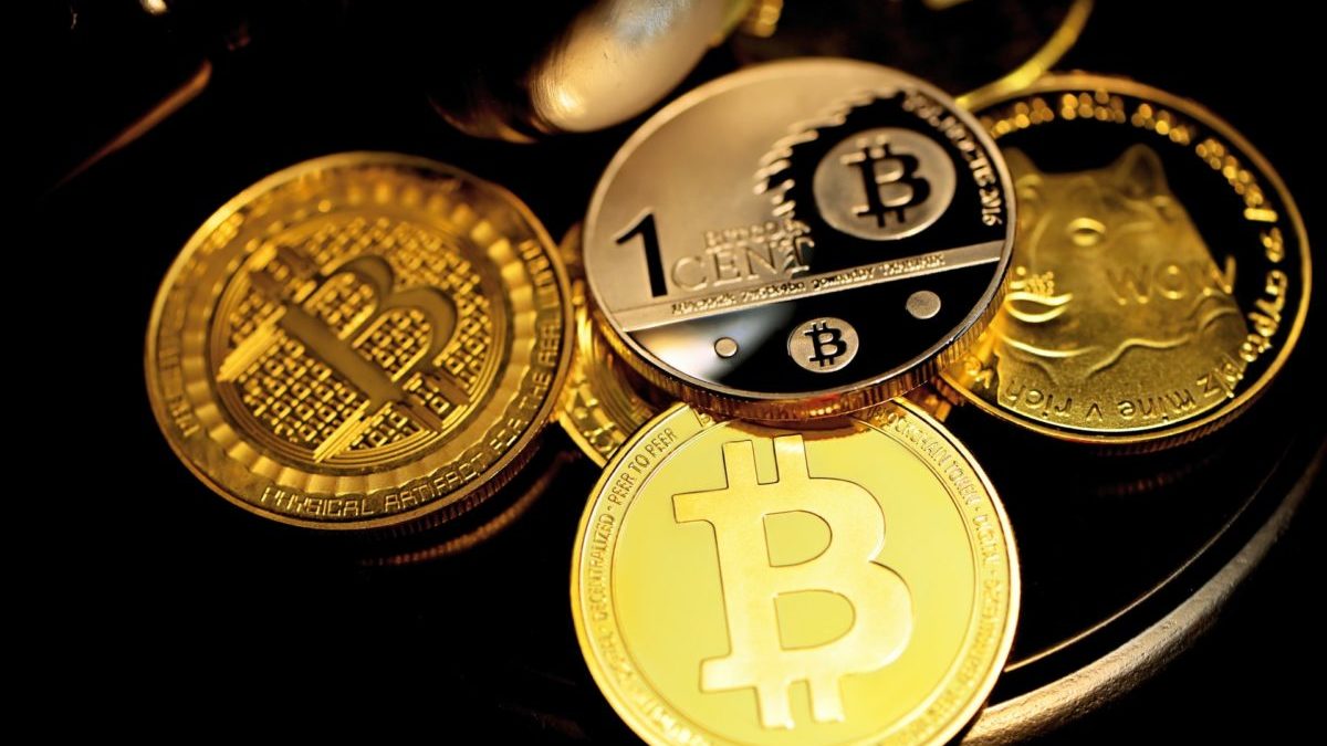 BTC Drips Below $43.5K; Crypto Market Globs To Red